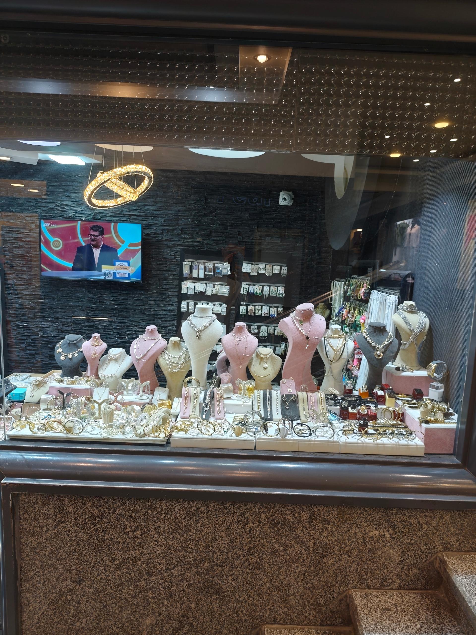 عکس گالری مروارید سیاه 