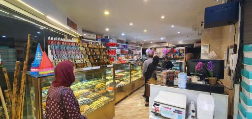 عکس شیرینی فروشی رولت