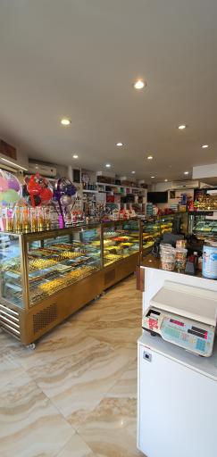 عکس شیرینی فروشی رولت