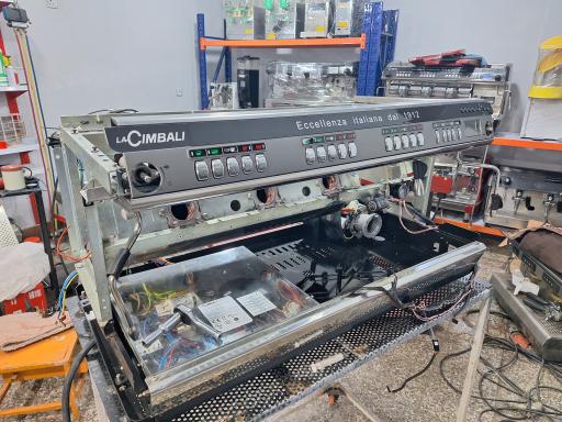 عکس کارگاه تعمیرات دستگاه اسپرسو کاوندی 