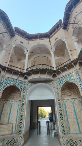 عکس سردر تاریخی باغ شاهزاده ماهان