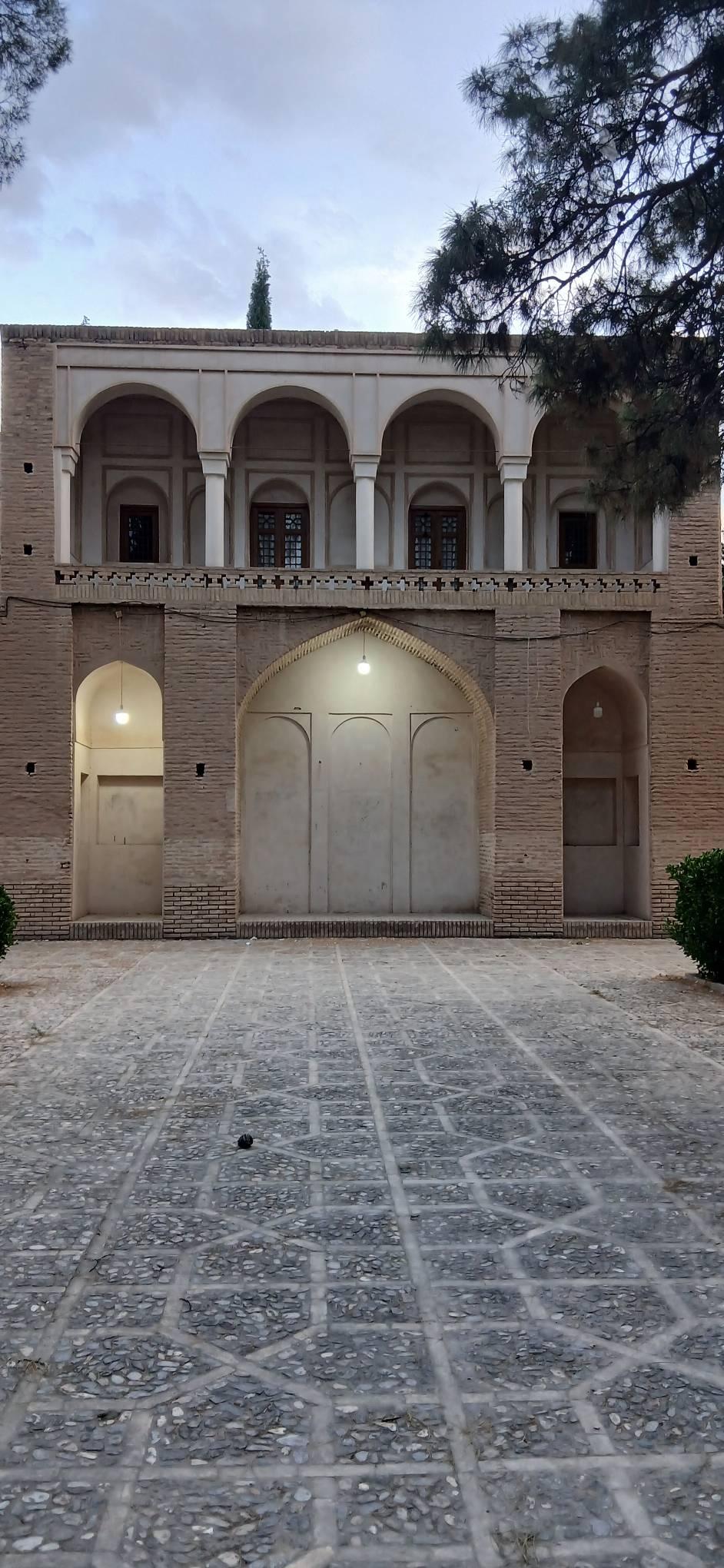 عکس سردر تاریخی باغ شاهزاده ماهان