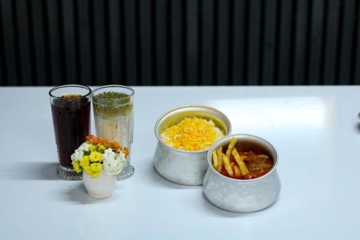 عکس رستوران و بیرون بر احسان قاسمی