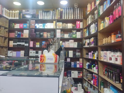 عکس فروشگاه لوازم آرایشی میشل