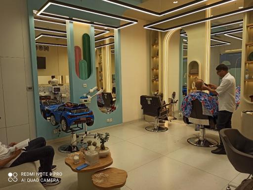 عکس آرایشگاه مردانه و کودک مویار