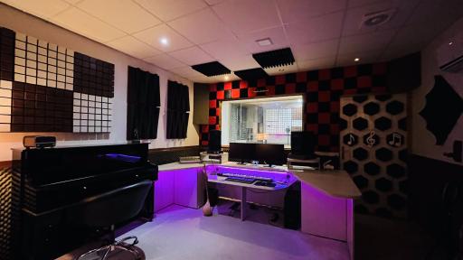 عکس استودیو موسیقی چکاوک