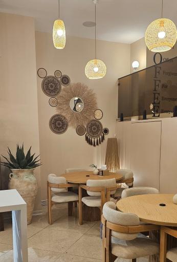 عکس کافه صبحانه کرمی