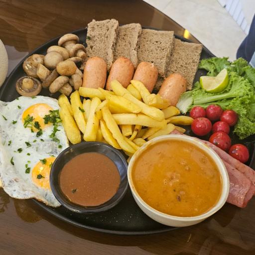 عکس کافه صبحانه کرمی