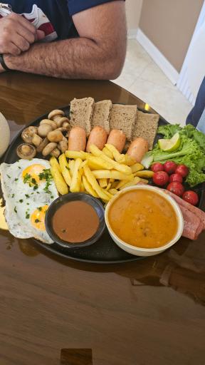 عکس کافه صبحانه کرمی