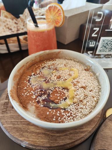 عکس کافه صبحانه کرمی