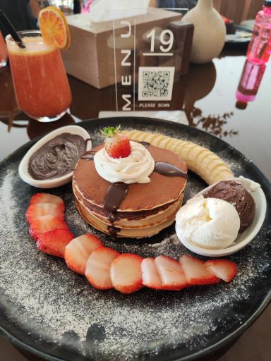 عکس کافه صبحانه کرمی