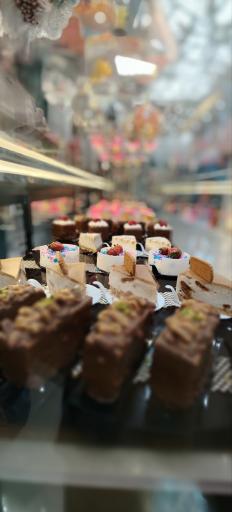 عکس کافه نان و شیرینی عادل