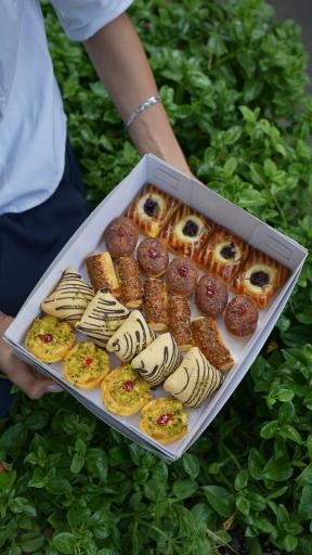 عکس کافه نان و شیرینی عادل