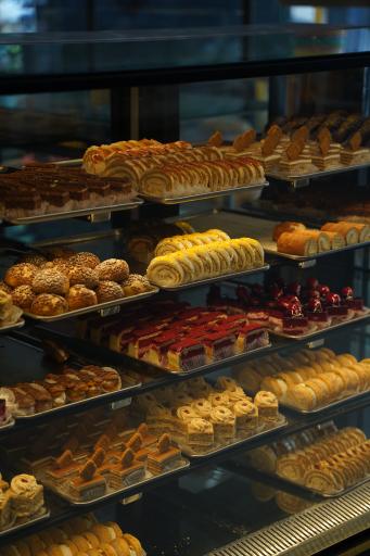 عکس کافه نان و شیرینی عادل