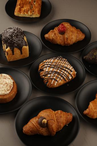 عکس کافه نان و شیرینی عادل