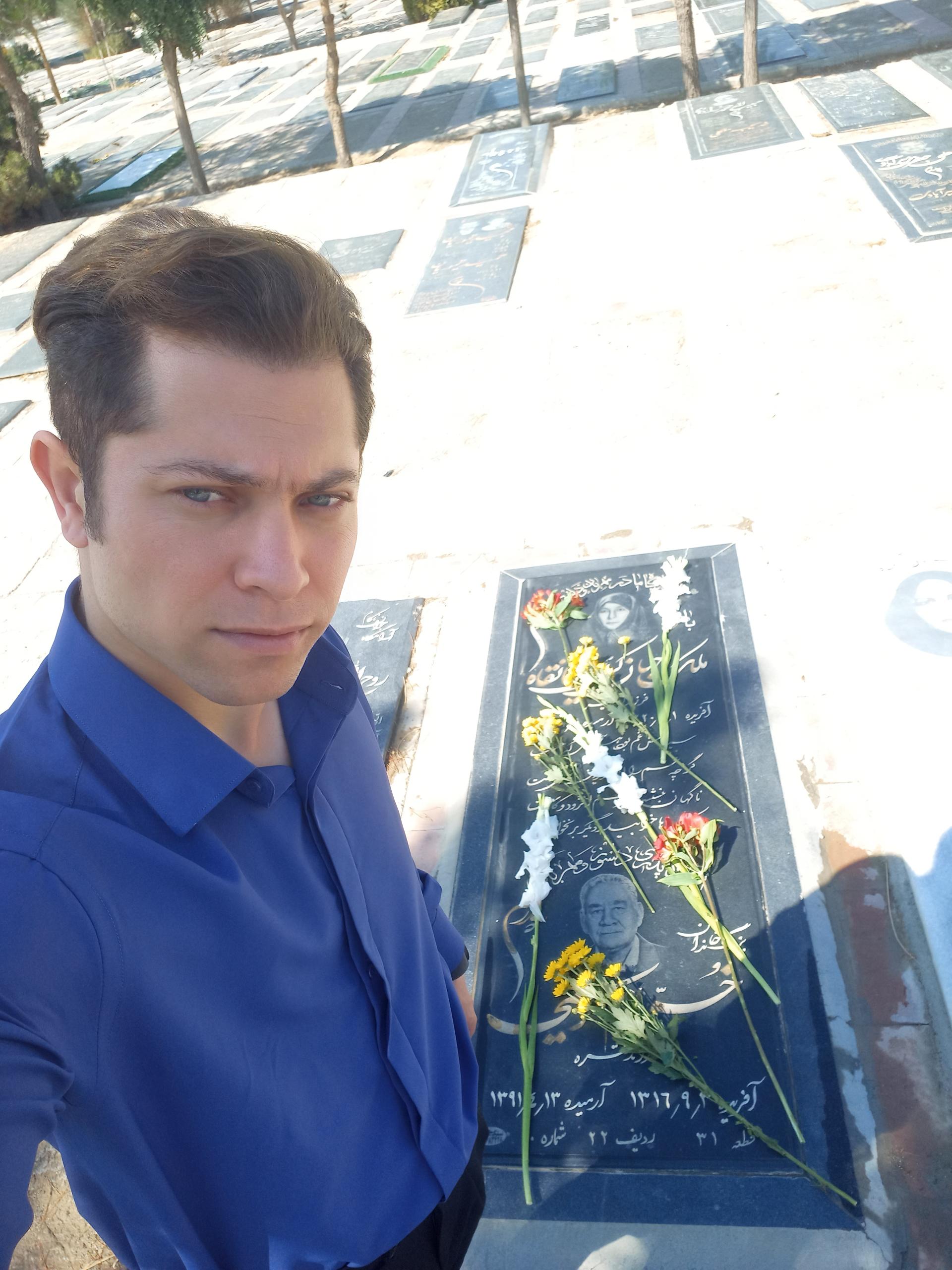 عکس مزار خرام و ملک جهان کریمی خانقاه