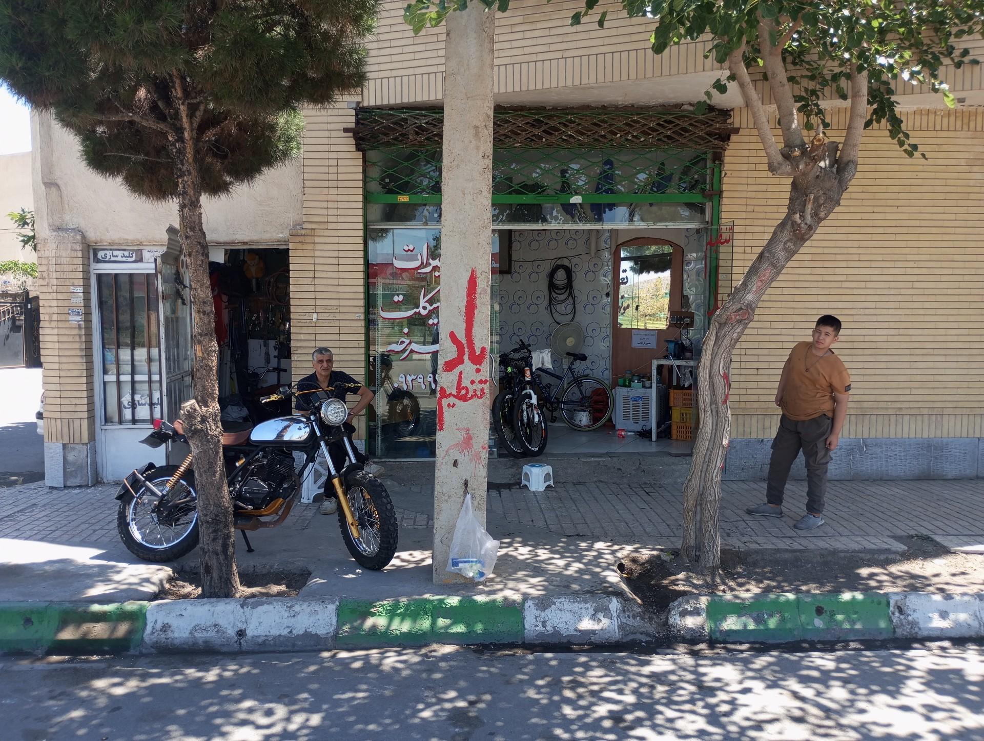 عکس تعمیرات موتورسیکلت دوچرخه