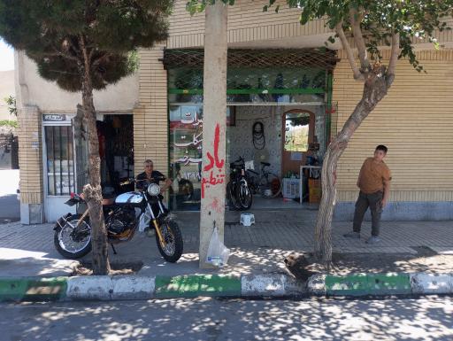 عکس تعمیرات موتورسیکلت دوچرخه