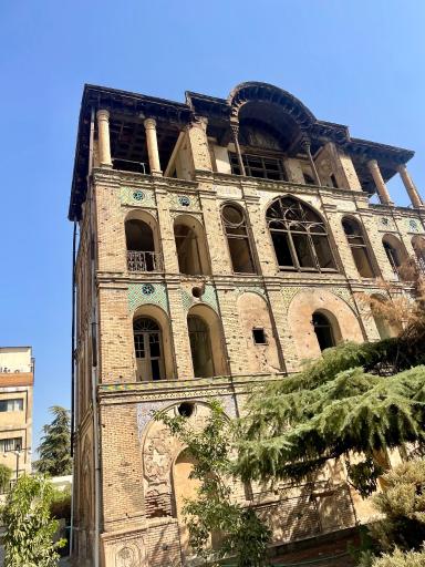 عکس عمارت تاریخی کلاه فرنگی عشرت آباد