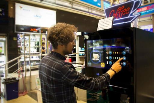 عکس باریستا هوشمند دیلی کافی