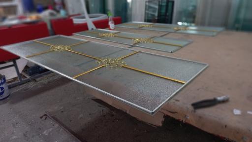 عکس کارگاه مونتاژ شیشه دوجداره و درب و پنجره upvc 