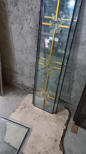 عکس کارگاه مونتاژ شیشه دوجداره و درب و پنجره upvc 