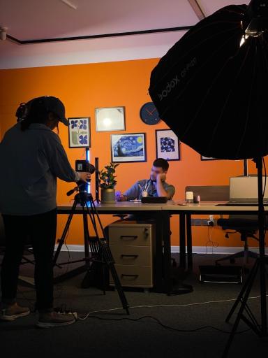 عکس استودیو تولید محتوا و مارکتینگ دیناین