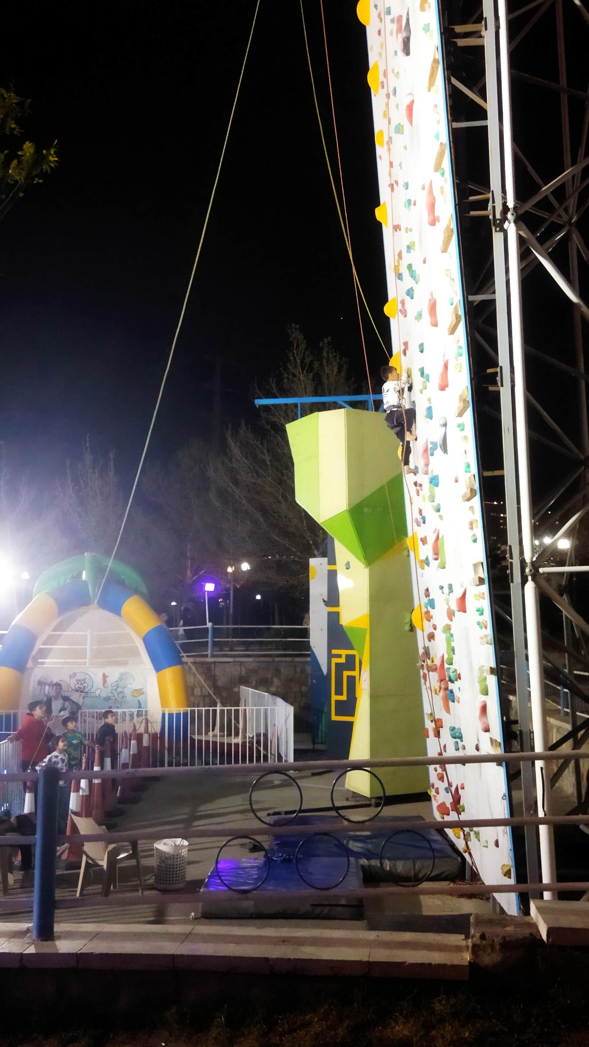 عکس شهربازی و دیواره سنگ نوردی کودکان