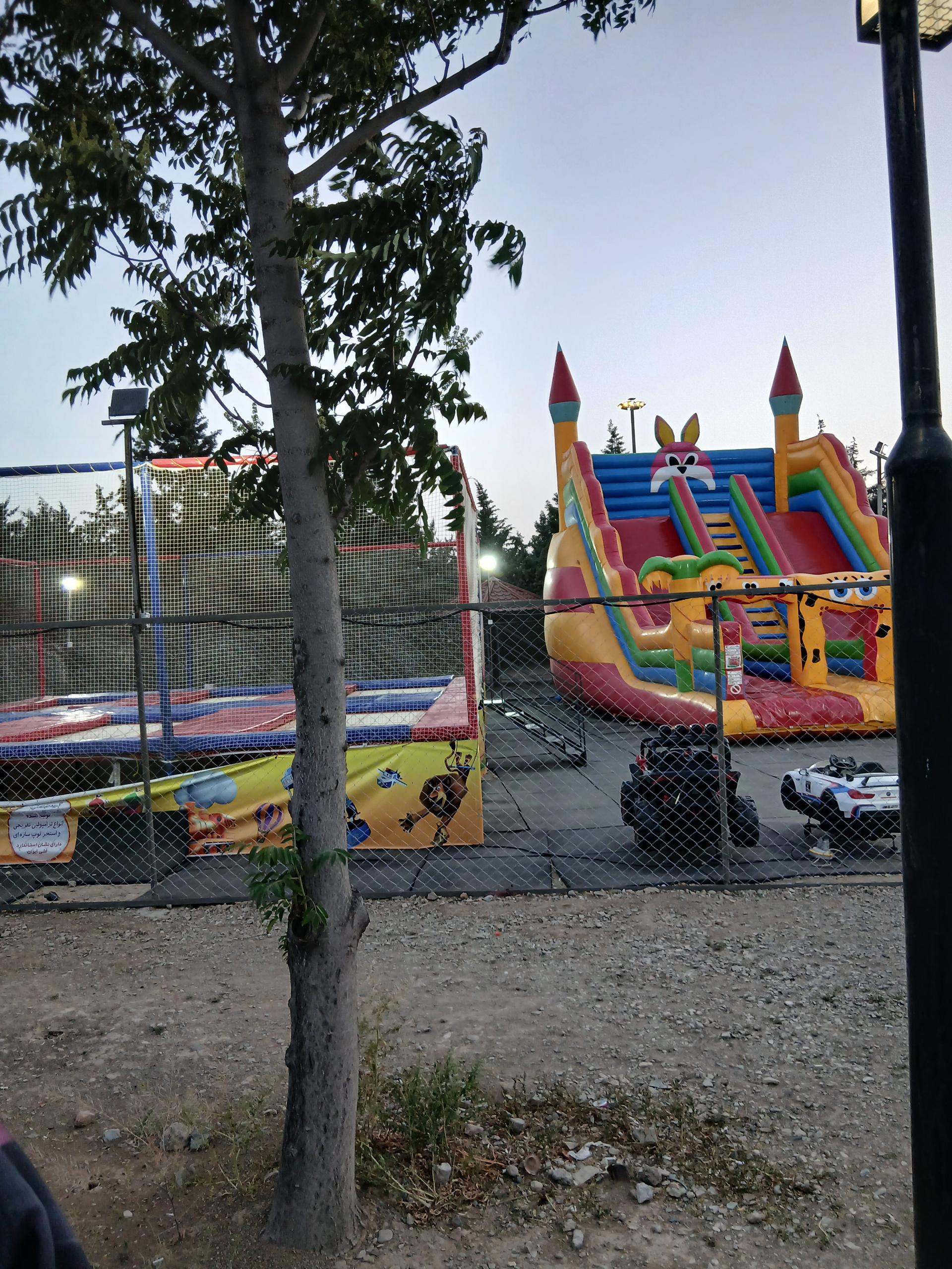 عکس شهربازی و دیواره سنگ نوردی کودکان