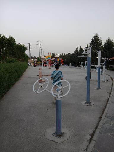 عکس شهربازی و دیواره سنگ نوردی کودکان