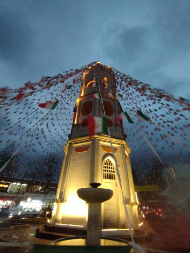 میدان و برج ساعت