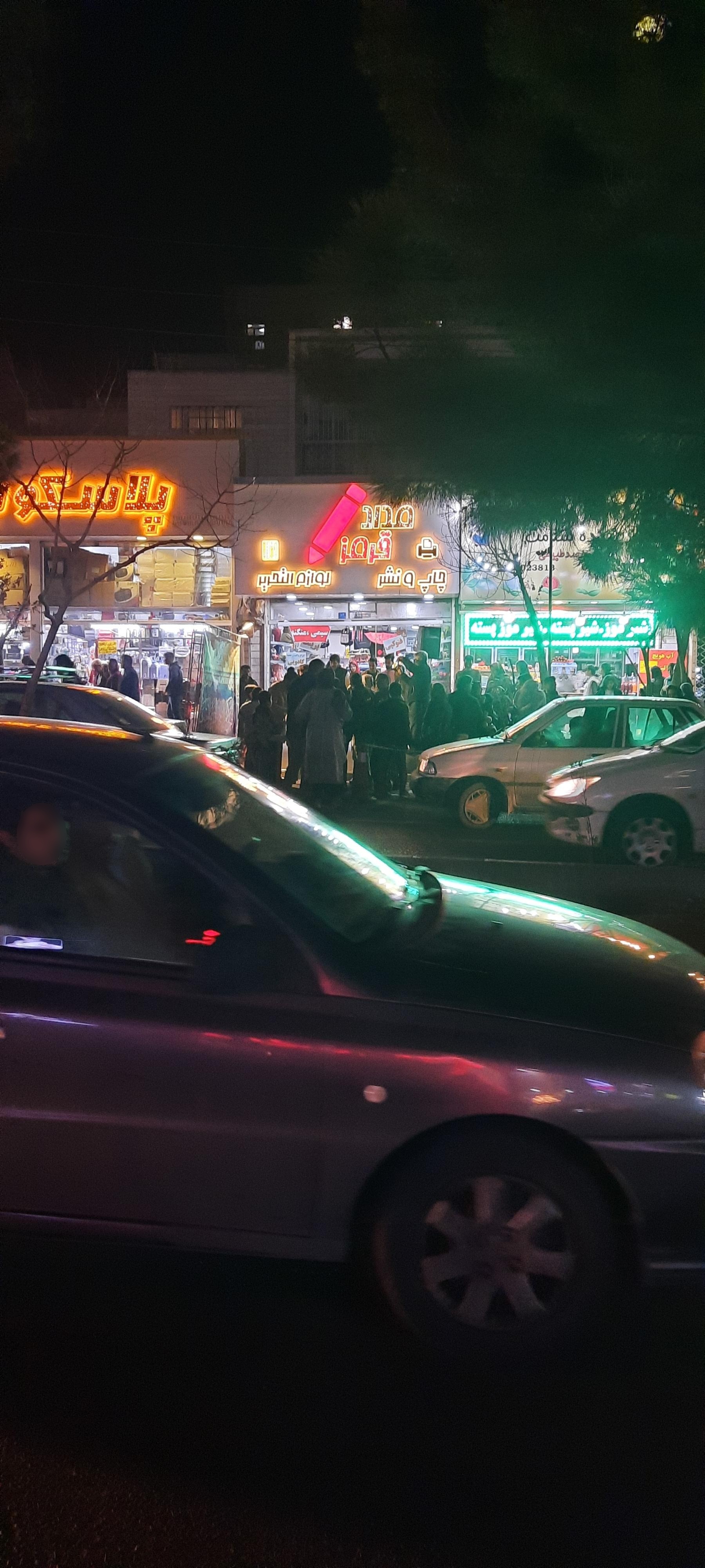 عکس فروشگاه مداد قرمز