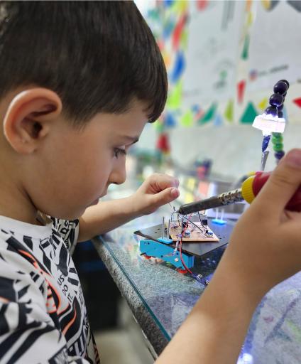 عکس باشگاه ورزش های الکترونیک و رباتیک مبتکران آینده