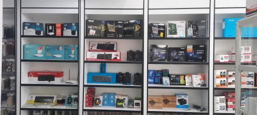 عکس فروشگاه اینترنتی کامپیوتر و موبایل لایف رایان