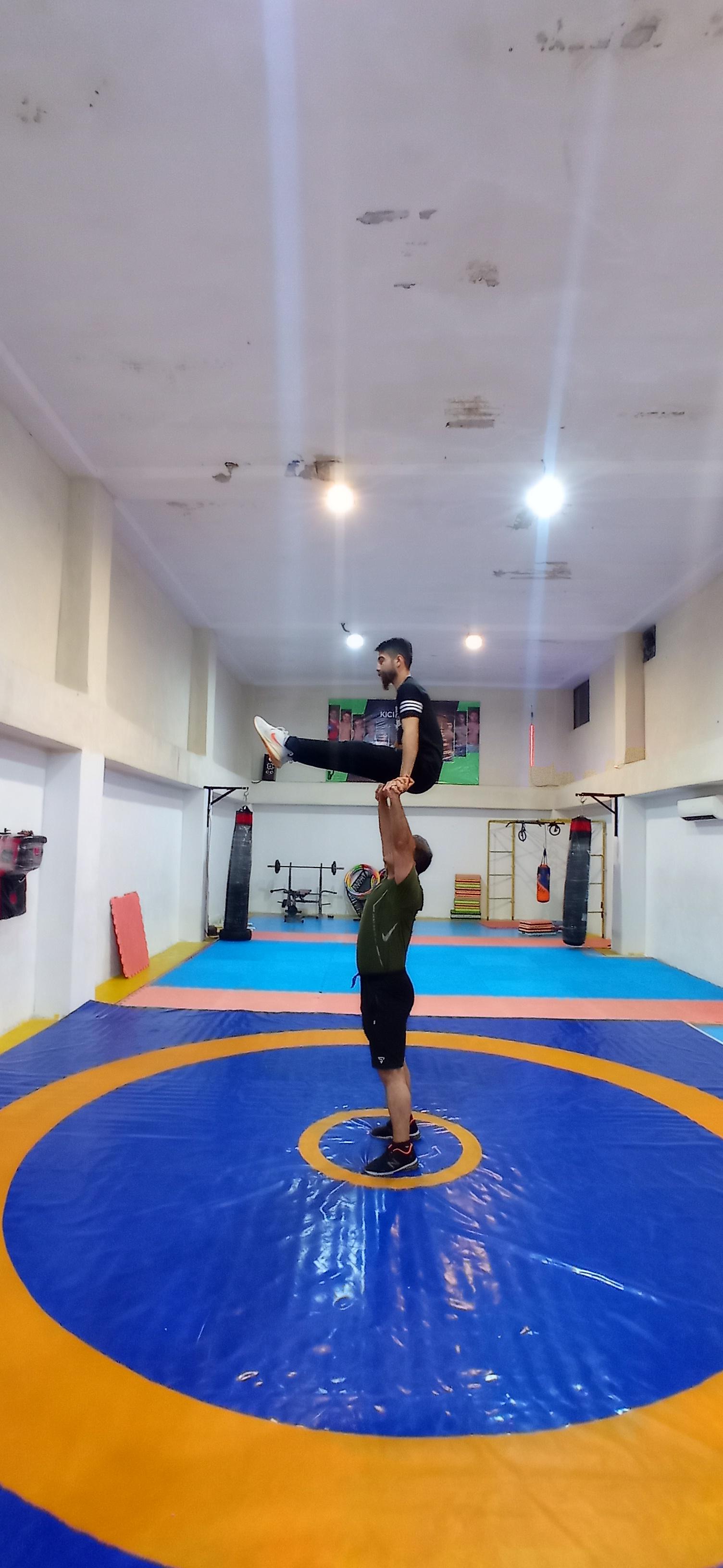 عکس مجموعه ورزشی ستارگان شریف