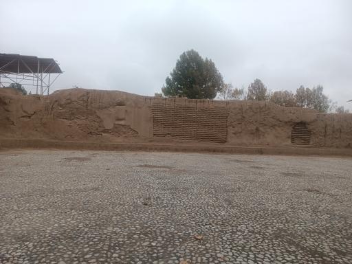 عکس دیوار تاریخی توس طابران