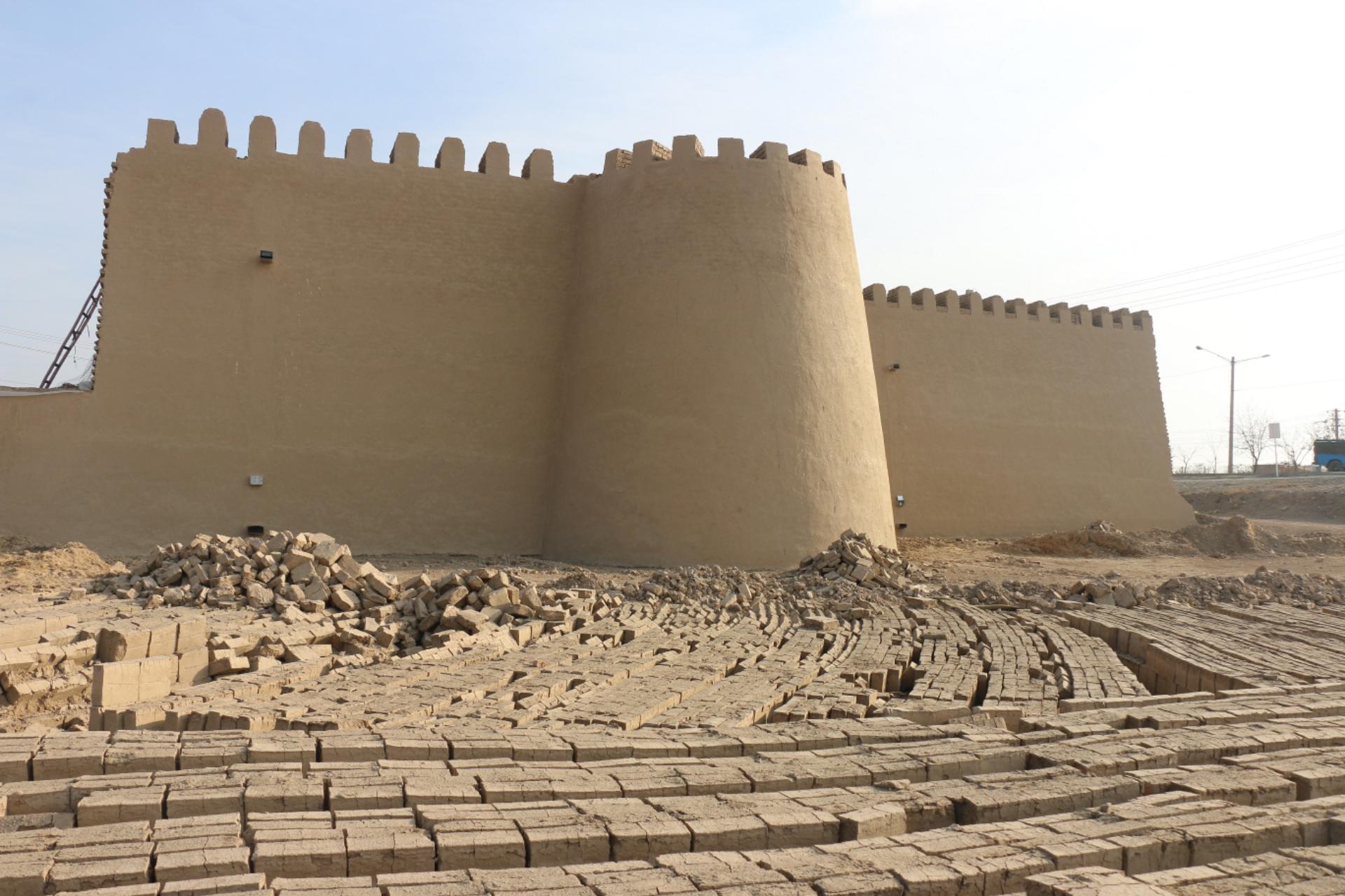 عکس دیوار تاریخی توس طابران