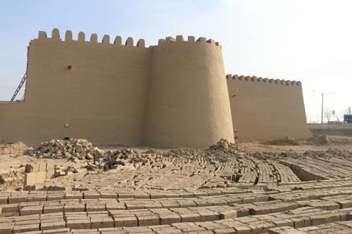 عکس دیوار تاریخی توس طابران