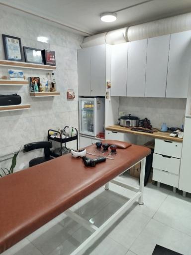 عکس ماساژ و حجامت رزاقی