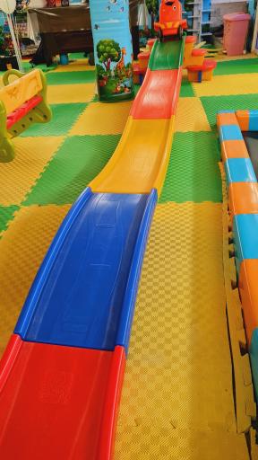 عکس خانه بازی کلبه آبنباتی