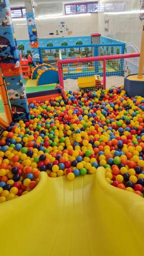 عکس خانه بازی کلبه آبنباتی