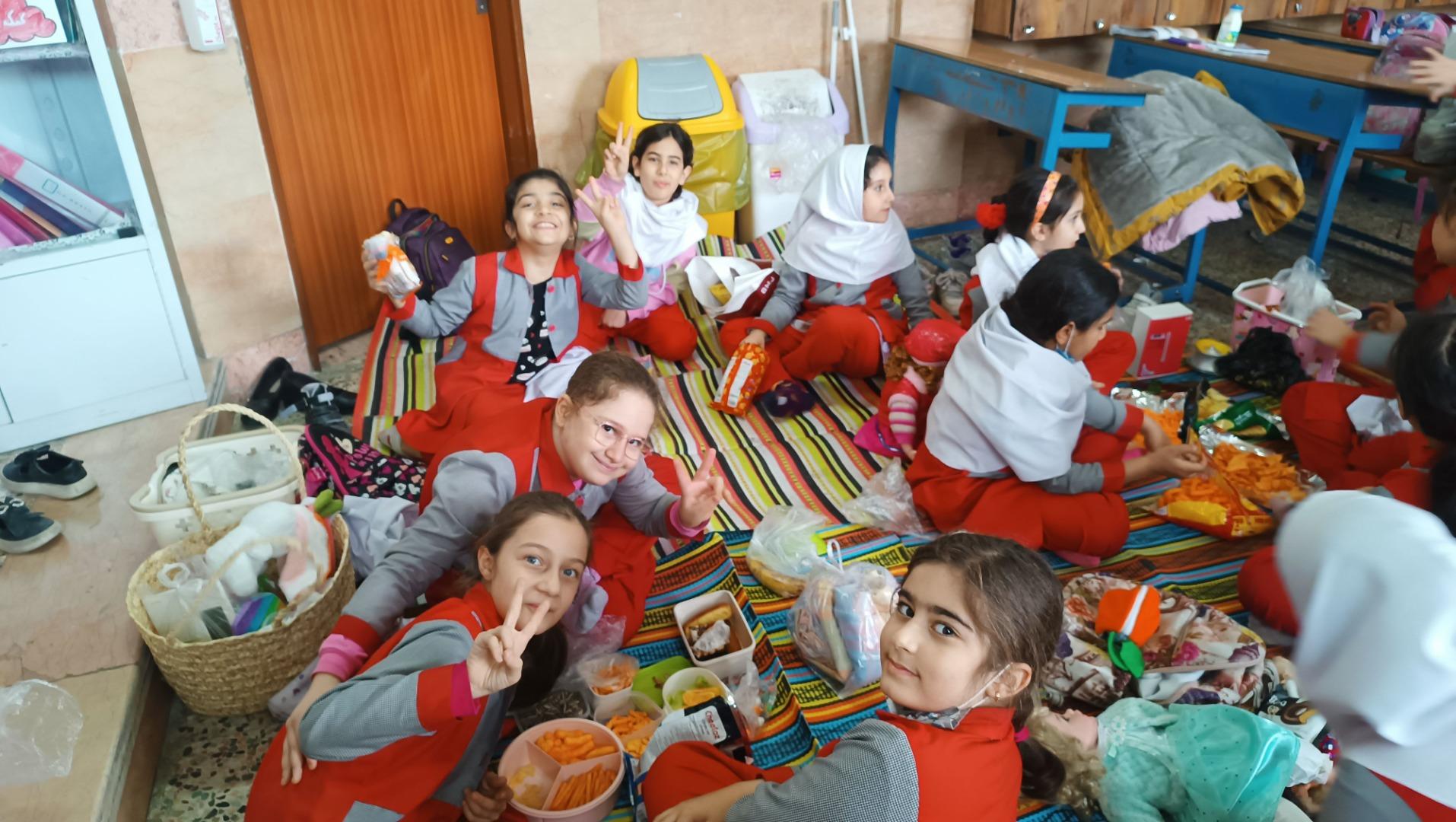 عکس دبستان دخترانه شاهد شهدای پروین زاد