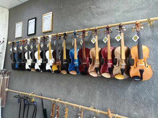 عکس گالری موسیقی سازدونی(خانه صنایع دستی و سازگَری فارس)