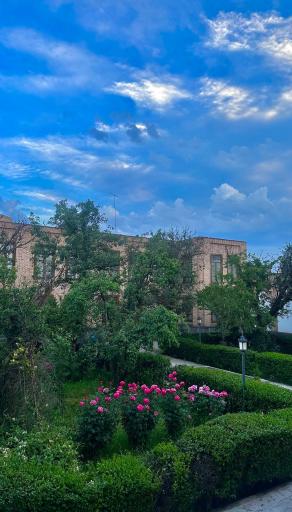 هتل و رستوران تاریخی خانه صادقی