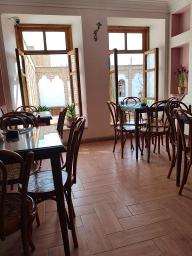 عکس هتل و رستوران تاریخی خانه صادقی