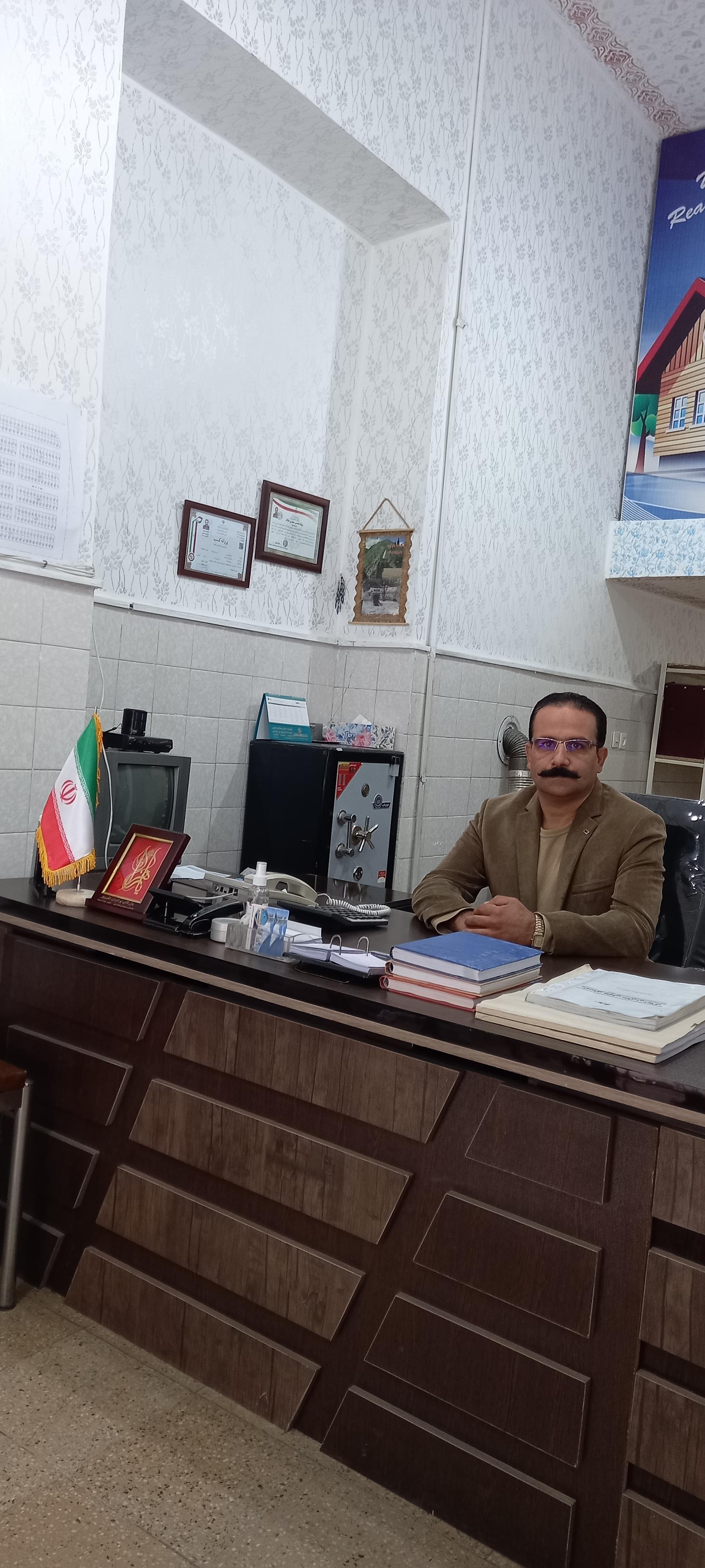 عکس مشاور املاک حسینی