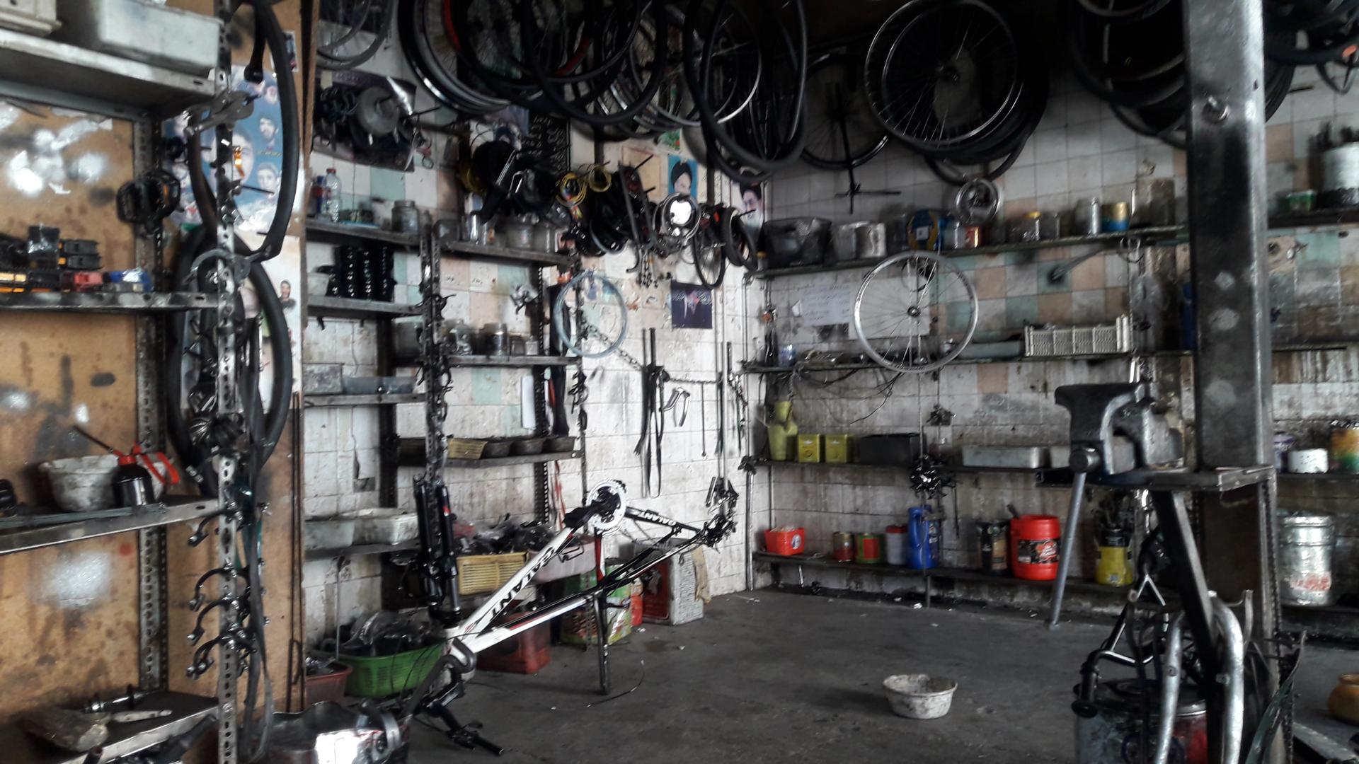 عکس تعمیرگاه دوچرخه حسین