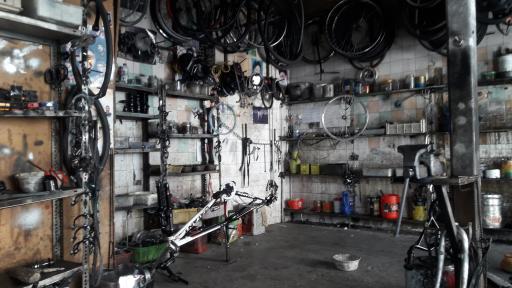 عکس تعمیرگاه دوچرخه حسین