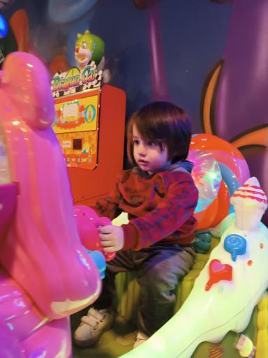 شهربازی و بولینگ فانلند کاشان