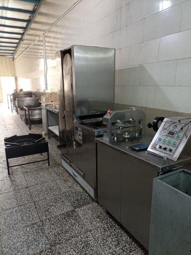 عکس آشپزخانه بیرون بر زعفرون 